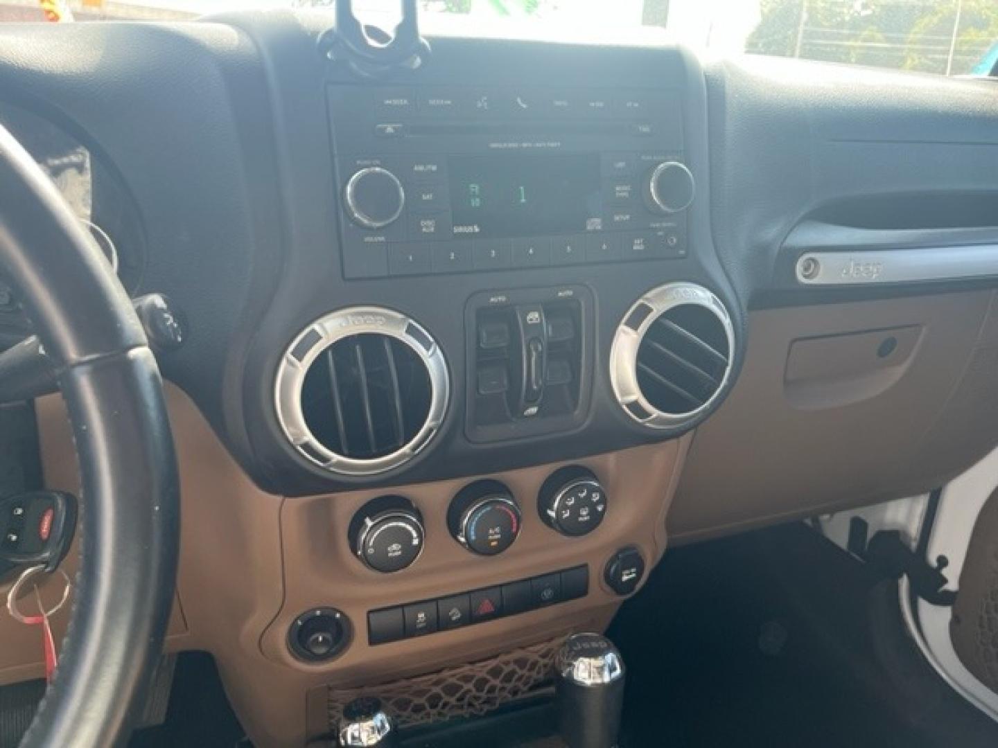 2017 WHITE JEEP WRANGLER UNLIMITED S Unlimited Sahara 4WD (1C4BJWEGXHL) with an 3.6L V6 DOHC 24V FFV engine, located at 8101 E. Skelly Dr., Tulsa, OK, 74129, (918) 592-3593, 36.121891, -95.888802 - Photo#12